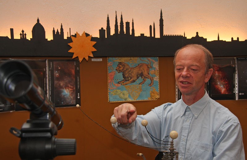 Carsten Andersen med en planetmodel og et Galileoscop