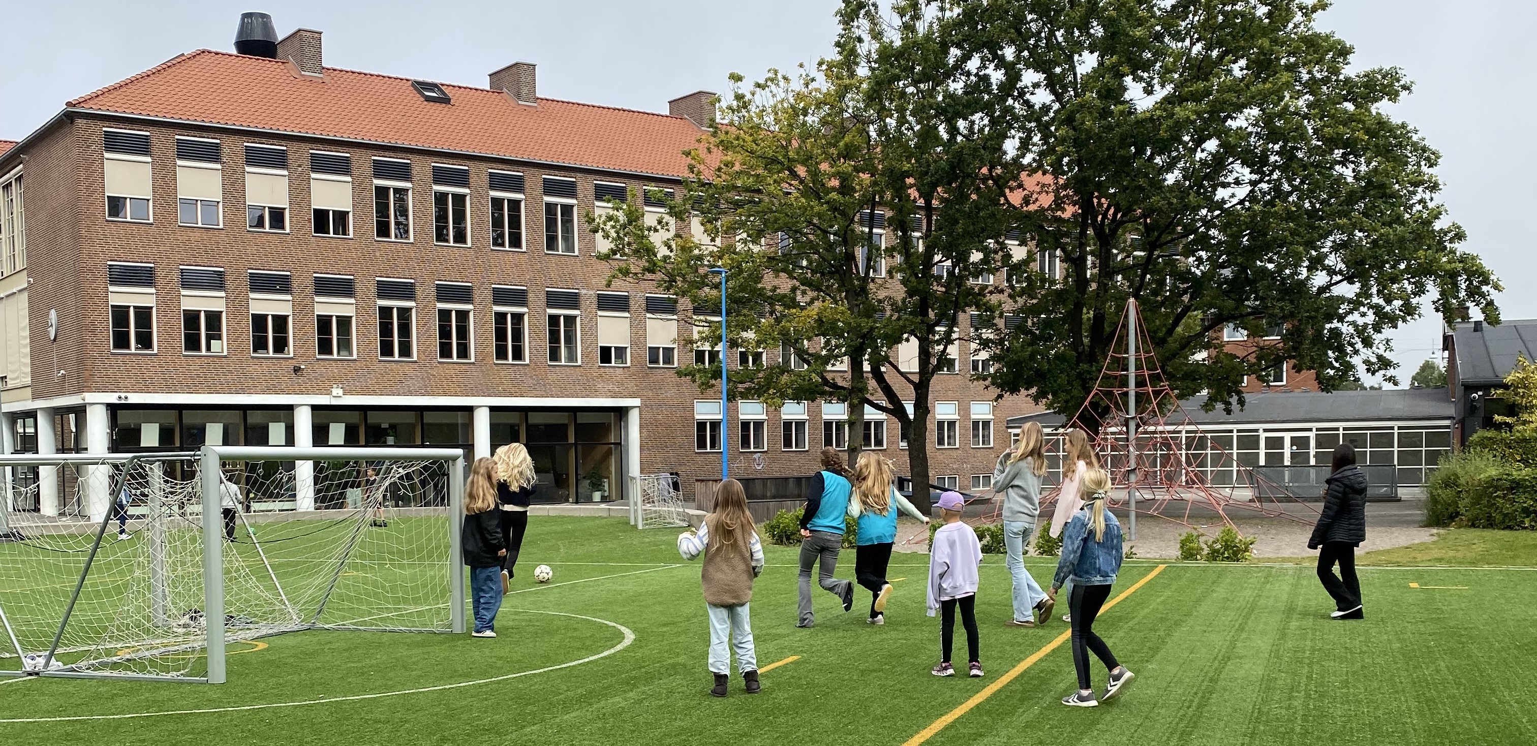 Store og smaa elever spiller bold sammen Trivselsuge 2024 Bellahoej Skole og KKFO